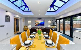 City Bliss Escape - Free Parking And Family-Sized Comfort